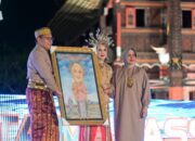 Ketua TP PKK Dampingi Wali Kota Makassar Serahkan Cendramata Perpisahan Fatmawati Rusdi di Hut Kota