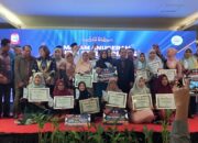 24 Guru dan kepala sekolah di Makassar Terima Penghargaan dari Dewan Pendidikan Makassar. Rudianto Lallo: Kesejahteraan Guru Harus Diperhatikan