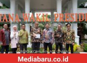 Unhas Terima Anugerah sebagai Perguruan Tinggi Informatif dari Komisi Informasi Pusat di Istana Wapres RI