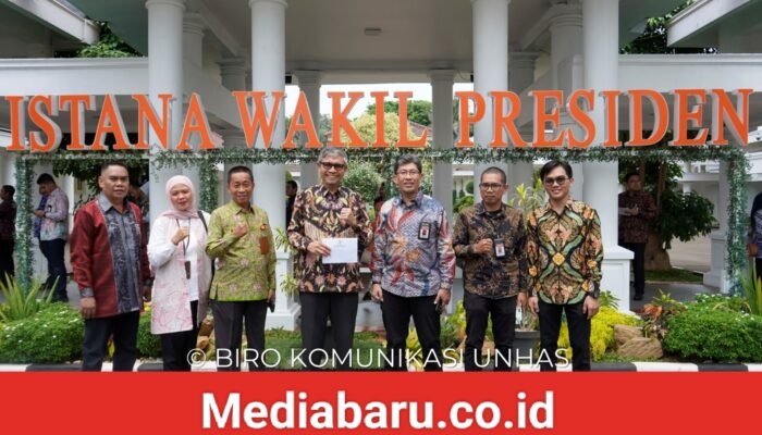 Unhas Terima Anugerah sebagai Perguruan Tinggi Informatif dari Komisi Informasi Pusat di Istana Wapres RI