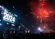 Padati Anjungan Komodo, Warga Makassar Antusias Sambut Tahun Baru 2024