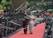 Pangdam XIV/Hsn Mayjen Bobby Tiba di Markas Kodam XIV/Hsn, Disambut Dengan Tradisi Pedang Pora