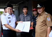 Danny Pomanto Serahkan Akta Kematian dan KK Baru Keluarga Petugas KPPS yang Meninggal Dunia