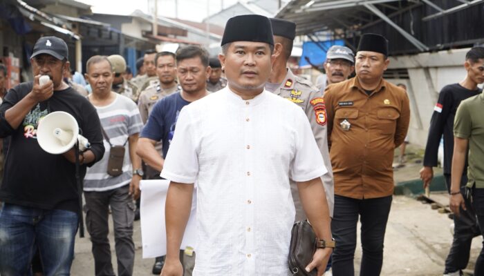 Camat Mamajang Andi Irdan Pandita Himbau Pedagang Kaki Lima di Pasar  pt pamos jalan Tanjung bunga dan tanjung Bira RW, 01  tidak menggunakan bahu jalan