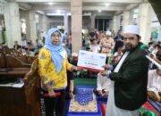 Plt Kadiskominfo Ismawaty Nur Serahkan Bantuan Hibah 100 Juta ke Masjid Ihyatul Jamaah