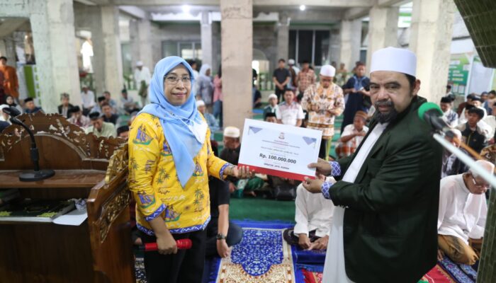 Plt Kadiskominfo Ismawaty Nur Serahkan Bantuan Hibah 100 Juta ke Masjid Ihyatul Jamaah