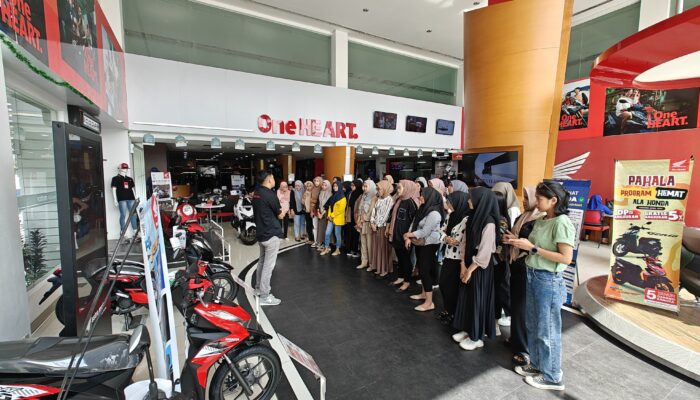 Mahasiswa Antusias Ikuti Tour Showroom Astra Motor Sulawesi Selatan