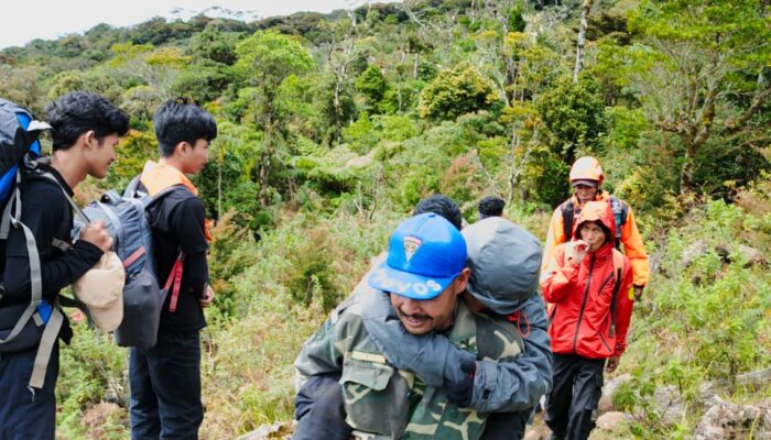Alami Hipotermia di Gunung bawakaraeng, Tim SAR Evakuasi Seorang Pendaki
