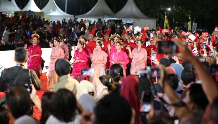 Siap Dukung IKN, 300 Peserta Pemkot Makassar Bernuansa Merah Meriahkan Festival Budaya Nusantara APEKSI XVII