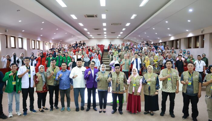 Pemkot Makassar Melepas 100 Orang Tim Pemeriksaan Kesehatan Hewan Kurban 1445 H