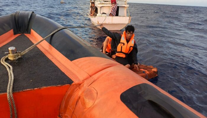Rescuer Pos SAR Selayar bersama Tim SAR Gabungan berhasil Evakuasi Abk dan penumpang KLM Gajah Satria GT 111 di Perairan Selayar.