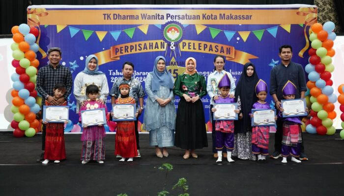 Fadliah Firman Apresiasi Dedikasi Murid dan Guru TK DWP Makassar dalam Acara Pelepasan