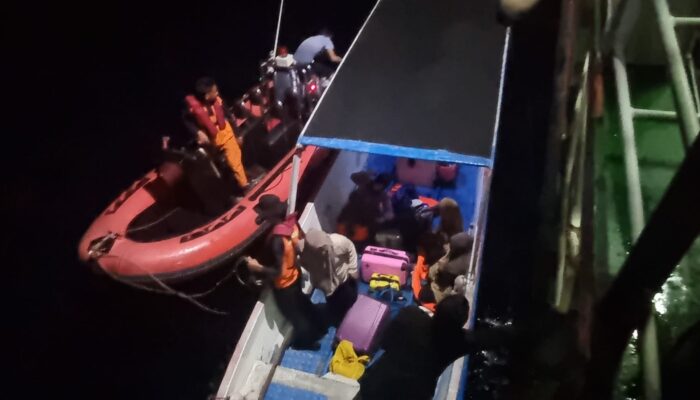 Gunakan KN Sar Kamajaya 104, Basarnas Berhasil Evakuasi Tiga POB Speedboat Free Dive yang Alami Mati Mesin