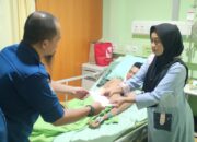 Dinas Damkarmat Makassar Jenguk dan Bantu Korban Lakalantas di RS Pelamonia