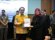 Rektor Unhas Pada Peluncuran Buku Lontara Duri: Penting Pelestarian Budaya Melalui Literatur