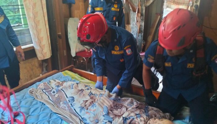 Aksi Sigap Damkarmat Makassar Evakuasi Lansia Rentan di Jalan Sunu
