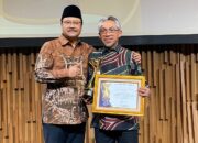 Atas Nama PERDAMI, Prof. Budu Dekan Pascasarjana Unhas Terima YPP Award 2024 Bidang Kesehatan