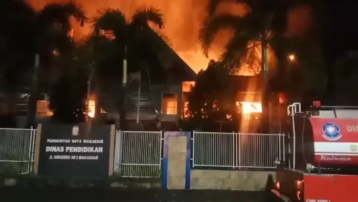 Kebakaran Landa Kantor Dinas Pendidikan Makassar, Warga Geger