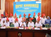 Bersama Pj Gubernur dan Bupati, Menko Pangan Rakor Mengenakan “Passapu” Merah