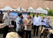 Serahkan Bantuan Benih dan Bibit Hasil Inovasi Unhas, Rektor: Wujud Dukungan untuk Kemandirian Pangan