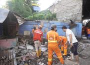 Pemerintah Kecamatan Ujung Tanah Bongkar 10 Bangunan Liar Tutup Drainase di Jalan Barukang Selatan