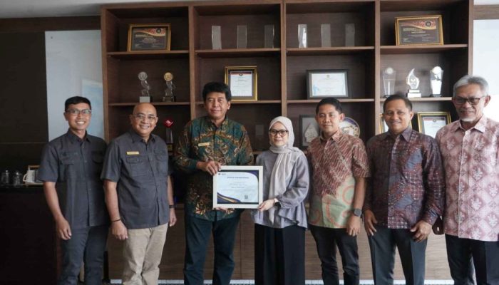 “Apresiasi Kepatuhan Pajak Kalla Group, DJP Sulselbartra Serahkan Penghargaan WP Terbaik dan Terbesar Tingkat Korporasi”