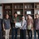 “Apresiasi Kepatuhan Pajak Kalla Group, DJP Sulselbartra Serahkan Penghargaan WP Terbaik dan Terbesar Tingkat Korporasi”