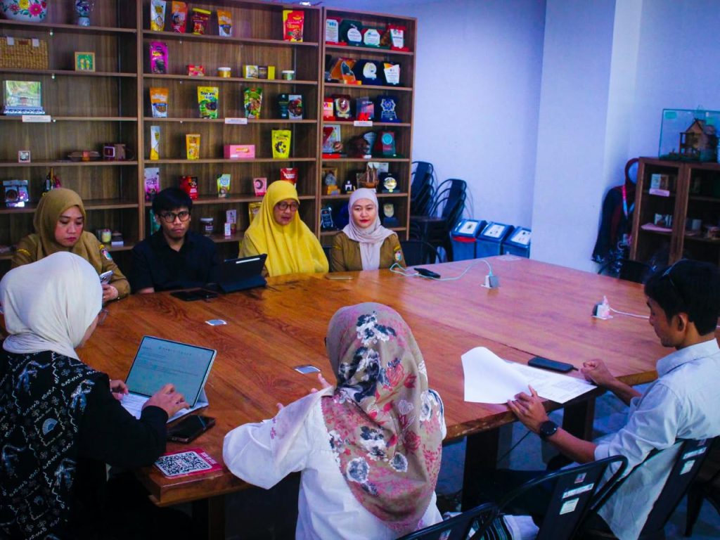 Audiensi RKP dan British Council bersama Dinas Koperasi dan UKM Kota Makassar membahas penguatan kapasitas UMKM.